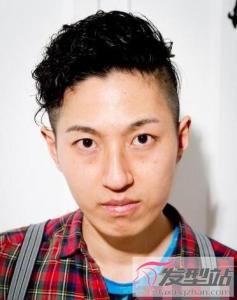 常见的适合男生的两边铲露耳短发,穿上白衣服帅气迷人