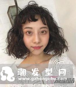 女生泡面头短发发型 蓬松显发量打造小脸