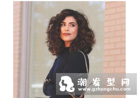 2018秋天流行什么发型 头发多的人可以烫嬉皮士卷吗