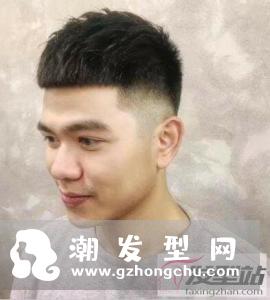 两边剃掉中间厚的发型已经成为时尚流行趋势