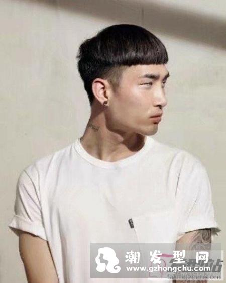 头发两边炸剪什么发型 两边剃短发清爽又酷炫