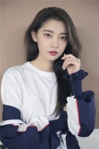 帅气刻痕女生短发 吸睛酷炫展现独特魅力