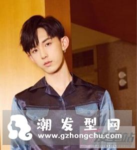 三七分短发时尚又修颜,造型经典不落俗套,很适合年轻男生尝试