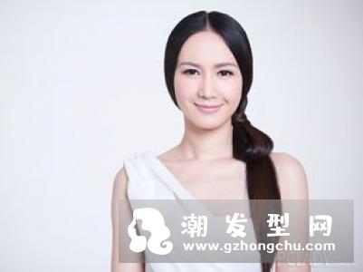 小波浪卷短发摆脱厚重感,让脸型愈发尖俏,戴上花环很小清新