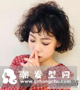 女生泡面头短发发型 蓬松显发量打造小脸