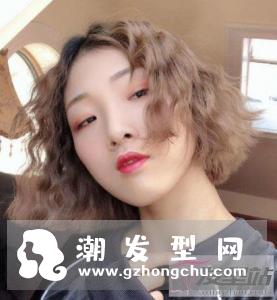 女生泡面头短发发型 蓬松显发量打造小脸