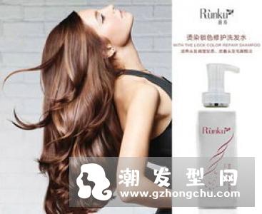 哺乳期头发油怎么办?用碱性洗发水还是酸性洗发发水的处理方法