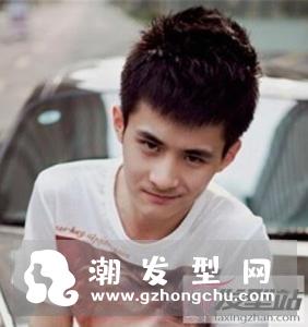 男士圆弧刘海短发发型 个性十足呆萌又减龄