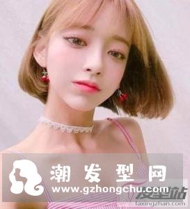 齐脖短发很适合年轻女生,发尾则烫出一定的卷曲度!