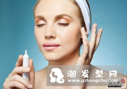 少年白、白发出现怎么办？睡前按摩3分钟还你青春黑亮发