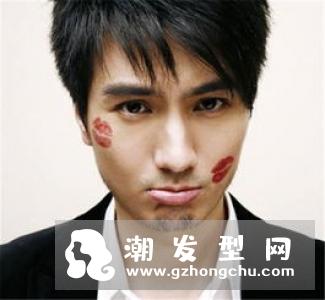 适合0后男生的发型有露耳短发修剪得