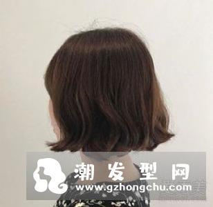 齐脖短发很适合年轻女生,发尾则烫出一定的卷曲度!