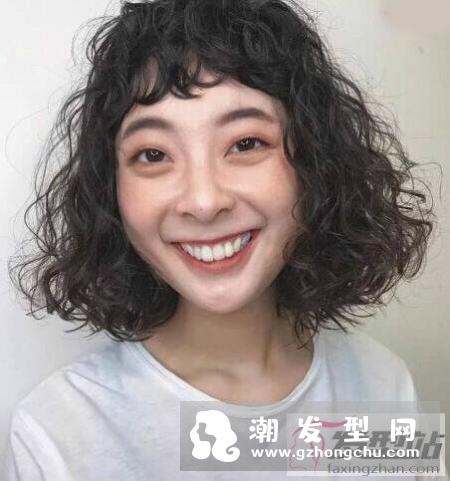 小卷烫短发短发修剪得极为轻盈