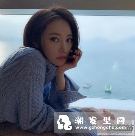 在秋冬天束短发又要保暖时樽领毛衣是不能少的