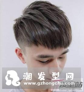 学生发型男生剃两边 清爽干练成校园男神