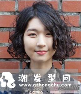 小卷烫短发短发修剪得极为轻盈