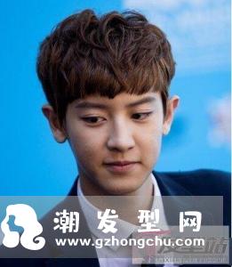 蘑菇头是一款经典的短发发型,它的造型别致,不挑脸型,让男生看上去呆萌十足