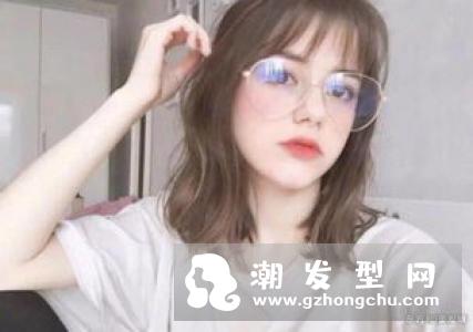 水波纹短发烫出一定的卷度,提升了时尚度,让女生更有气质