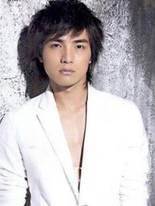 好帅的女生剪男生发型 漂亮小姐姐剪掉长发变身超帅男偶像爆红
