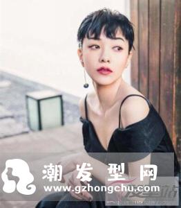 女生复古风短发造型 简约中不乏妩媚韵味
