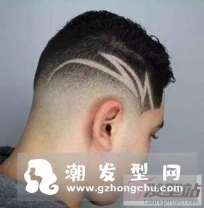 刻痕发型,顾名思义,就是在头发上刻画出相应的图案