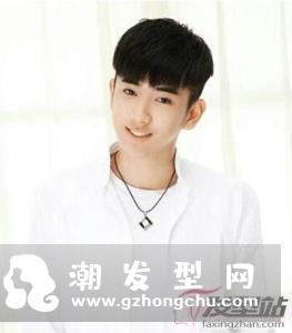 学生发型男生剃两边 清爽干练成校园男神