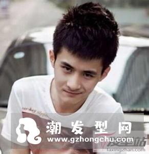 这款火箭头乍看简约,细看却很有个人特色,让男生倍增帅气值