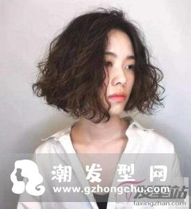 短发烫什么卷好看 小卷烫发俏皮显发量
