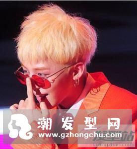 蘑菇头是一款经典的短发发型,它的造型别致,不挑脸型,让男生看上去呆萌十足