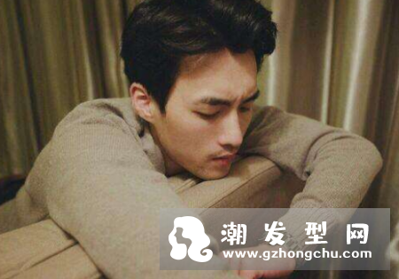 陈仕贤⁇的发型叫什么?同款中分发型怎么弄:中分纹理烫