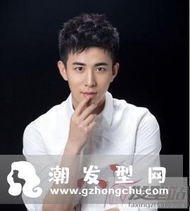 穿白衬衫配什么发型  简约洋气男神必备款