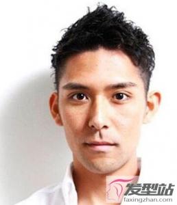 男生自然卷留什么发型 选对发型照样帅气有型