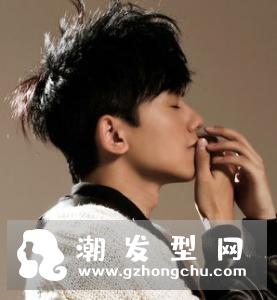 后脑勺蓬松发型三七分短发很适合年轻男生,让自身更完美打造出潮男形象