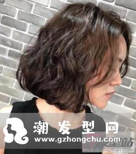 水波纹短发烫出一定的卷度,提升了时尚度,让女生更有气质