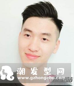 常见的适合男生的两边铲露耳短发,穿上白衣服帅气迷人