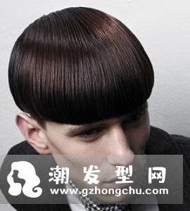 这款锅盖头很适合年轻男生,鬓角处的头发剃得很轻薄,顶部保留一定的发量