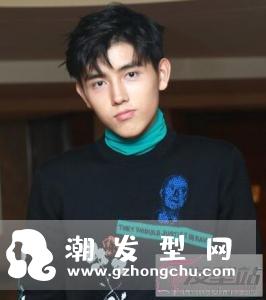男生时尚黑色短发 尽显帅气迷人气质
