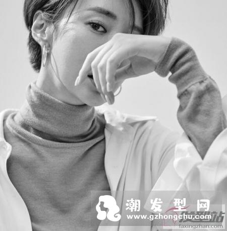 在秋冬天束短发又要保暖时樽领毛衣是不能少的