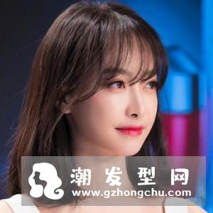 齐脖短发很适合年轻女生,发尾则烫出一定的卷曲度!