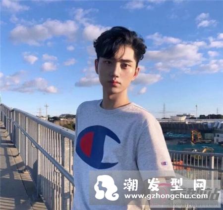 最受欢迎的男生发型三七分心形刘海烫卷的大弧度,修颜的同时