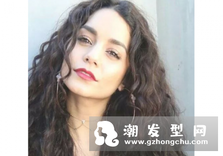 2018秋天流行什么发型 头发多的人可以烫嬉皮士卷吗