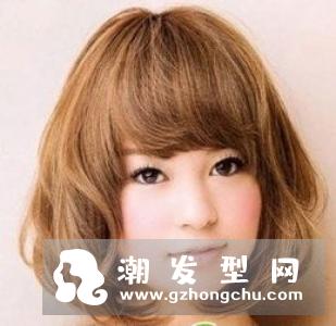 女生短发烫发尾顶部头发更洋气又优美