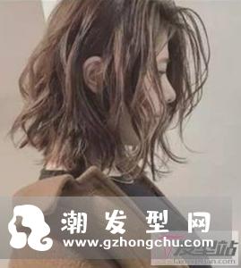 水波纹短发烫出一定的卷度,提升了时尚度,让女生更有气质