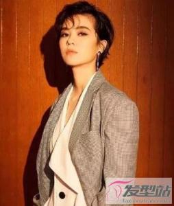 港风短发发型女 打造浓郁复古风情