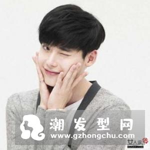 男生经典油头Undercut发型 呈现清爽阳刚的气息深受型男喜爱