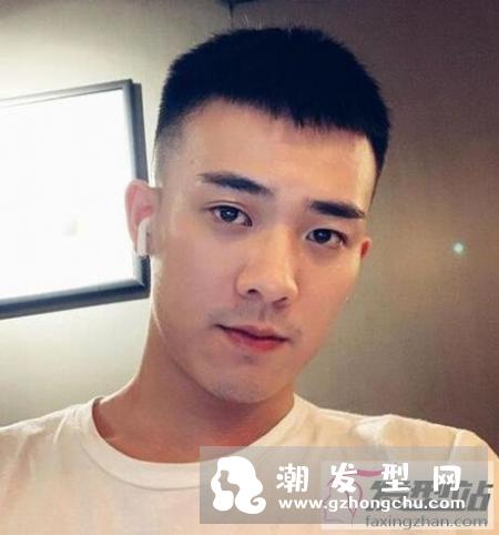 适合年轻男生的清爽发型,摇身一变时尚潮男。男生更酷炫有型