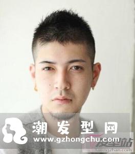 常见的适合男生的两边铲露耳短发,穿上白衣服帅气迷人