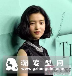 女生复古风短发造型 简约中不乏妩媚韵味