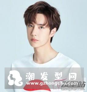 三七分短发时尚又修颜,造型经典不落俗套,很适合年轻男生尝试