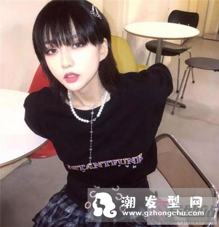 解锁短发新款式 “燕尾发”时尚百搭